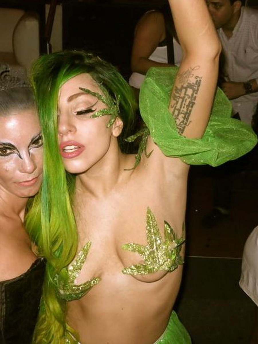 Lady_Gaga_at_Halloween_Party_in_Puerto_Rico_5x_HQ_9.jpg