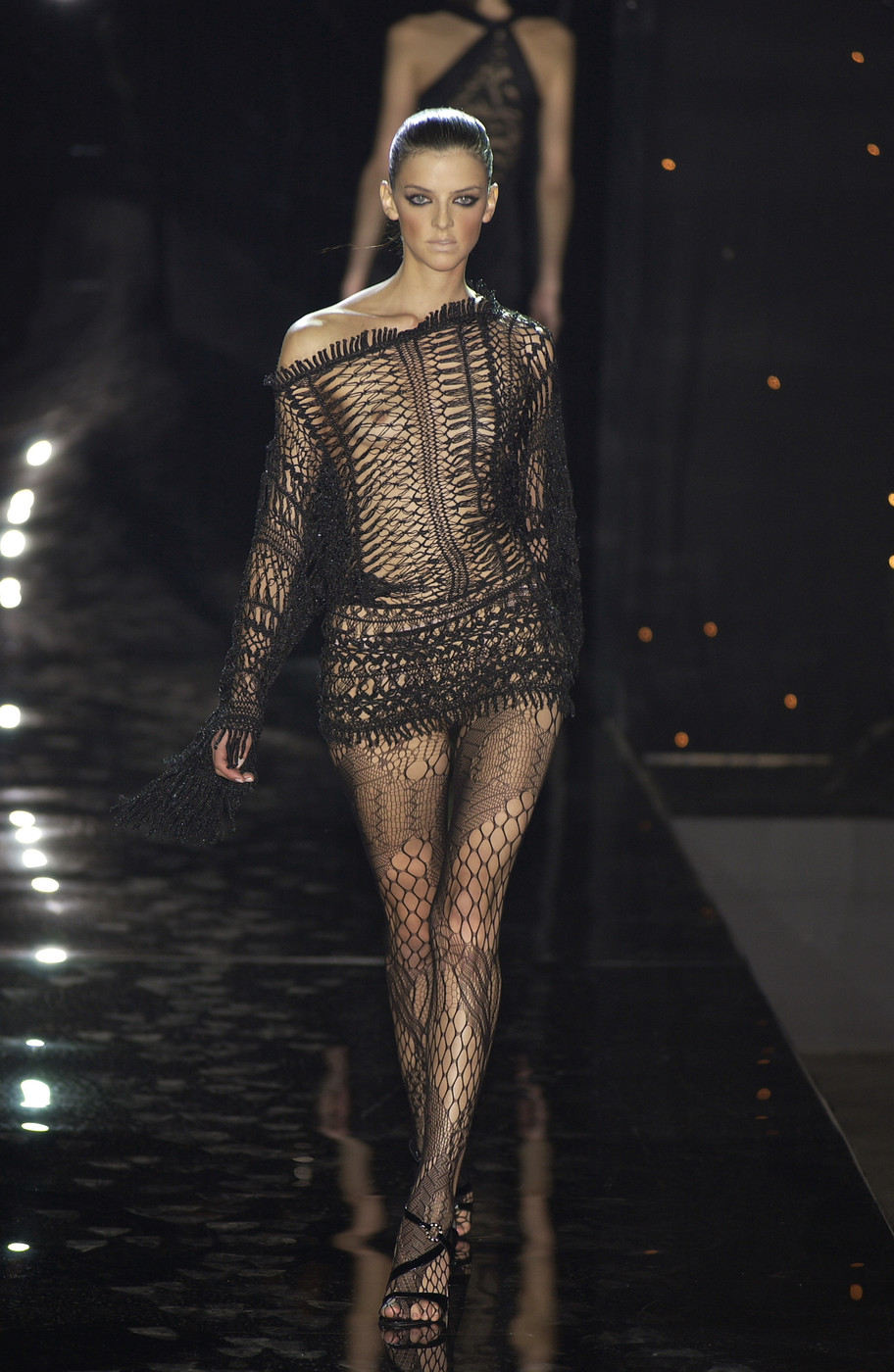 Julien_Macdonald_Fall_2003_M_FlDP-TNAYx.jpg